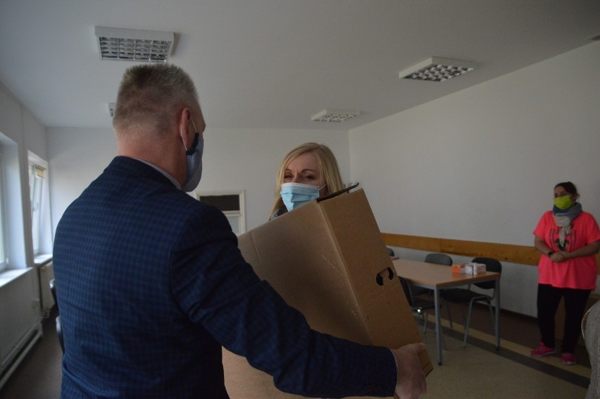 Dzieci z Bytowa dostały komputery w ramach kampanii #dzielmysiędobrem „Dziennika Bałtyckiego” i Portu Gdynia