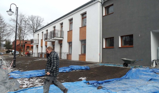 Kiedyś był w Grudziądzu ceniony szpital wojskowy. Dziś powstaje tu osiedle mieszkanioweNiszczał kilkanaście lat. Budynek został wyremontowany. Powstały tu mieszkania. Przed domem ułożono już chodniki i podjazd dla wózków inwalidzkich.