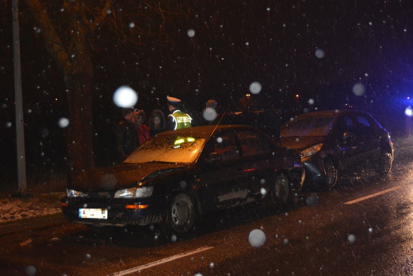 Ostrołęka, ul. Ostrowska. Wypadek w korku, dwie osoby w szpitalu [ZDJĘCIA]