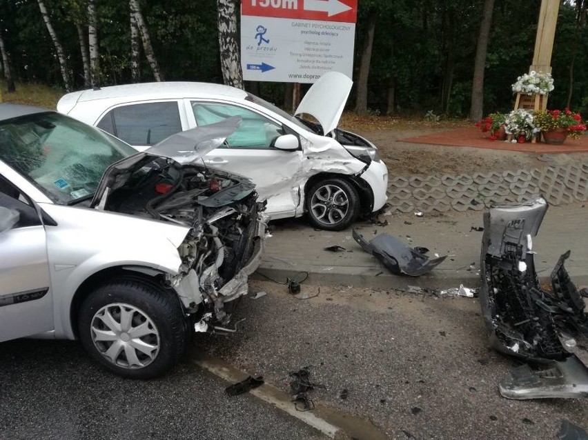 Chwaszczyno: zderzenie dwóch samochodów na drodze krajowej nr 20 i ul. Tuchomskiej [ZDJĘCIA] 