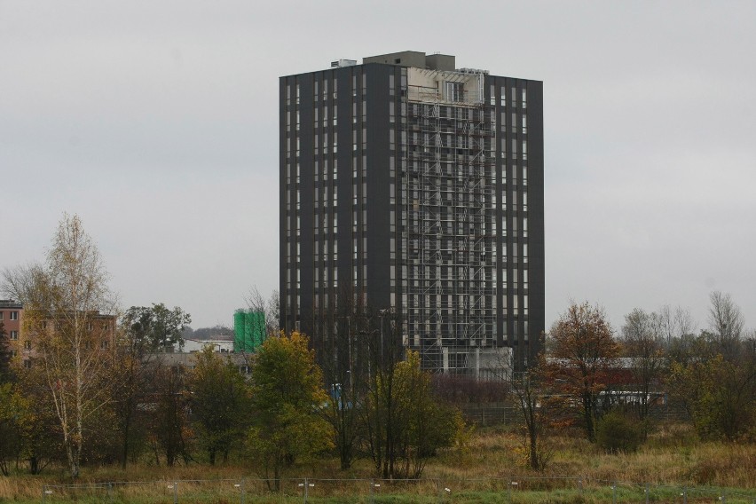 Wieżowiec przy wjeździe z Bielan Wrocławskich prawie gotowy [ZDJĘCIA, WIZUALIZACJE]