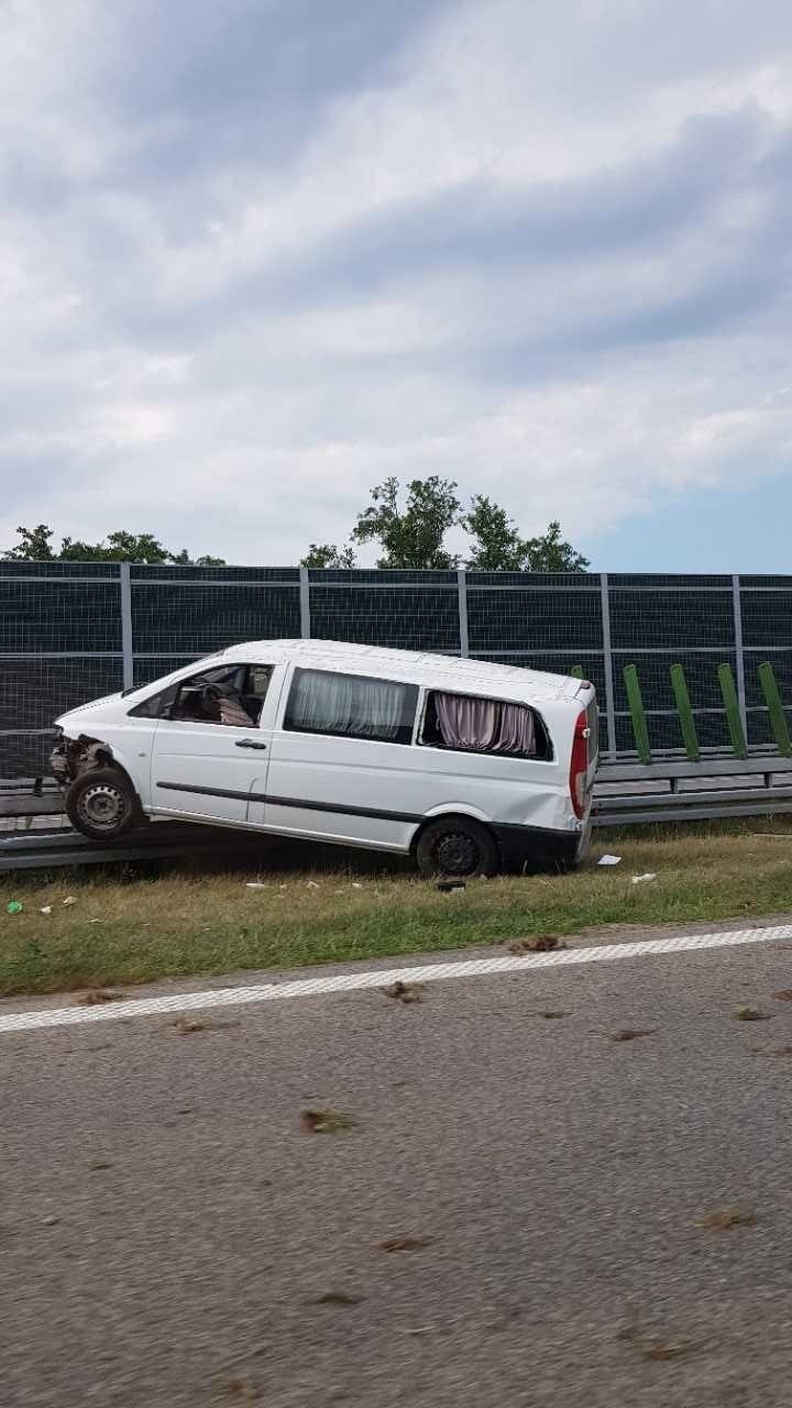 Mercedes dostawczy uderzył w barierę ochronną na...