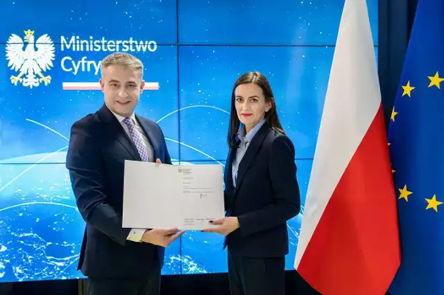 Wicepremier rządu i Minister Cyfryzacji Krzysztof Gawkowski wręcza nominację Katarzynie Antoniak na stanowisko Dyrektora Biura Ministra w Ministerstwie Cyfryzacji.