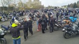 Tłumy w Licheniu i atak na fotoreporterów. Dwa tysiące motocyklistów świętowało otwarcie sezonu przed bazyliką