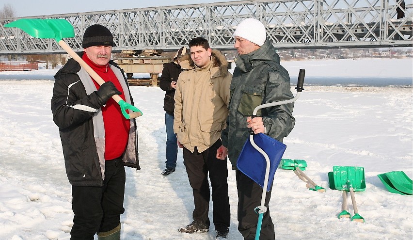 Ratowanie skutego lodem jeziora Łasin Duże - odśnieżanie i dotlenianie