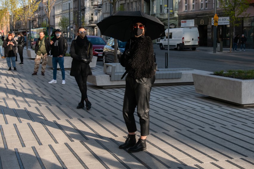 Protestujący nie rezygnują jednak całkowicie z aktywności....