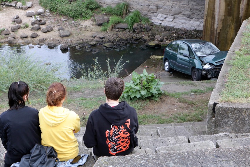 Citroen, który wpadł do kanału Trynka w Grudziądzu przez...