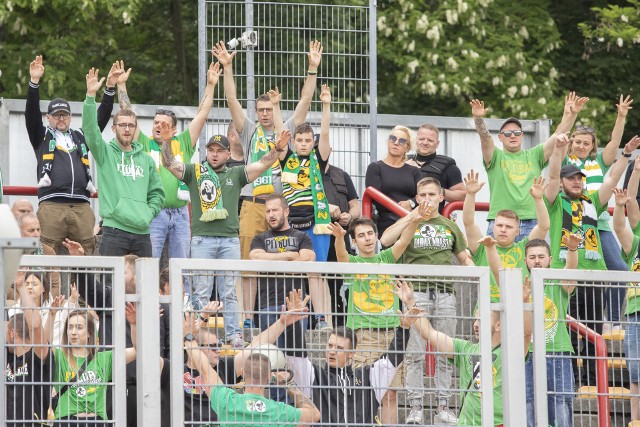 Kibice Stelmetu Falubazu Zielona Góra na stadionie w Rybniku.