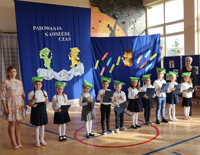 Dziesięciu  uczniów klasy pierwszej w Szkole Podstawowej w Mściowie, w gminie Dwikozy zostało  uroczyście przyjętych  do grona społeczności szkolnej podczas akademii zorganizowanej z okazji Dnia Edukacji Narodowej.