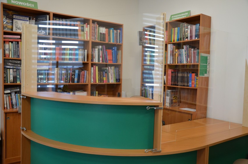 Pomimo wznowienia działalności bibliotek w całym kraju, filia w Woli Batorskiej wciąż pozostaje zamknięta. Z pomocą przychodzą strażacy