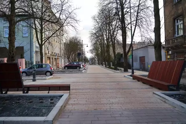 Nowa ulica 28 Pułku Strzelców Kaniowskich zmieniła się w tak zwany podwórzec miejski, zwany też woonerfem.  Więcej na kolejnych zdjęciach