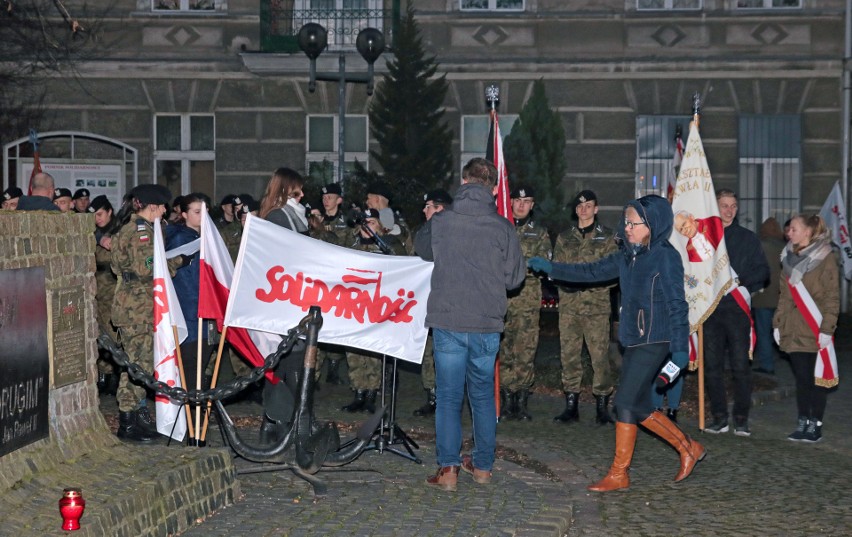W środowy wieczór pod pomnikiem "Solidarności" w Grudziądzu...