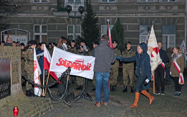 W środowy wieczór pod pomnikiem "Solidarności" w Grudziądzu odbyły się uroczystości upamiętniające 36. rocznicę wprowadzenia stanu wojennego. W uroczystości udział wzięło ponad sto osób.