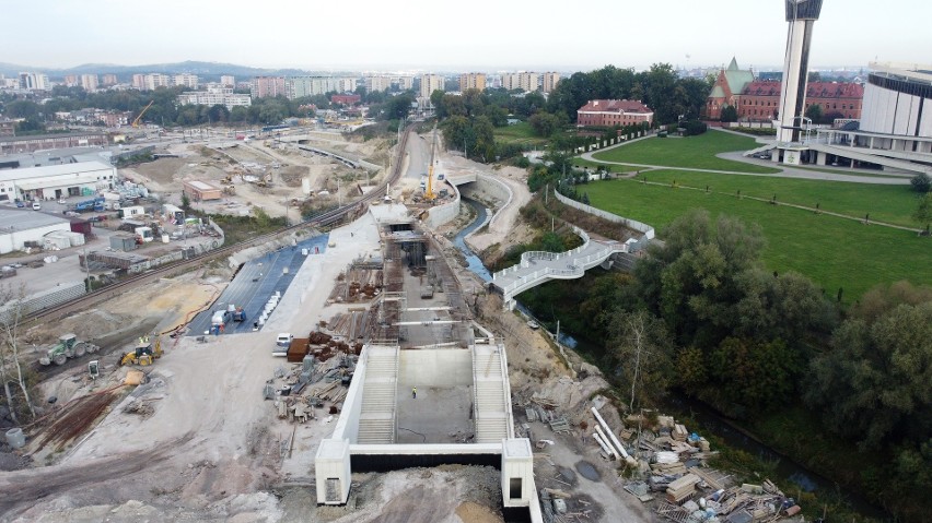 Kraków. Najdłuższy tunel Trasy Łagiewnickiej przetnie linię kolejową. Postępują prace [ZDJĘCIA]