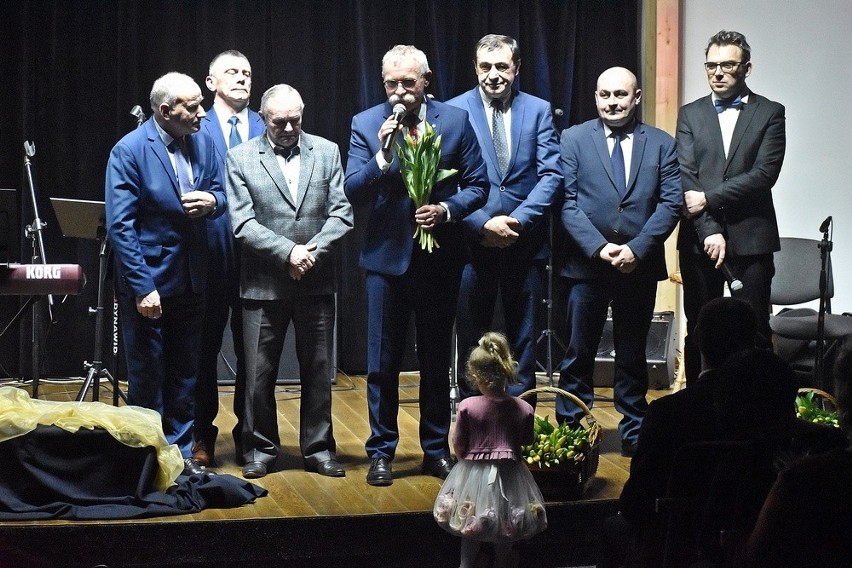 Dzień Kobiet 2023 w gminie Masłów. Panowie zagrali dla pań w "Szklanym Domu" w Ciekotach