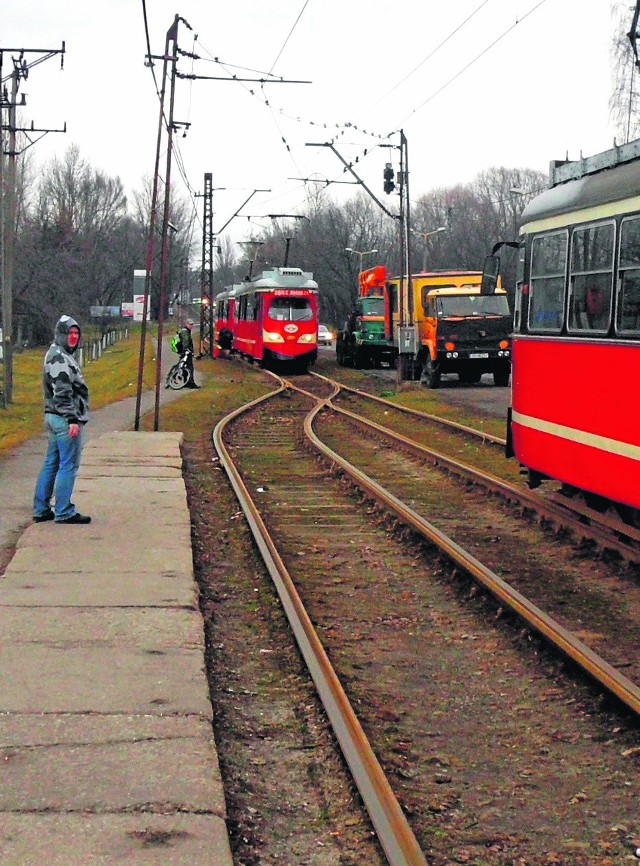 Powrót tramwajów na trasę do Mysłowic zakłóciło wczoraj, tuż przed godziną 11, wykolejenie przed mijanką na Dańdówce