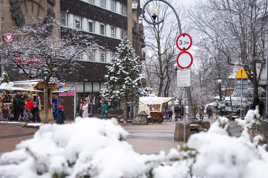 Zakopane. Zima na Wielkanoc. Miasto przykryło się śniegiem. Turystów jak na lekarstwo [ZDJĘCIA]