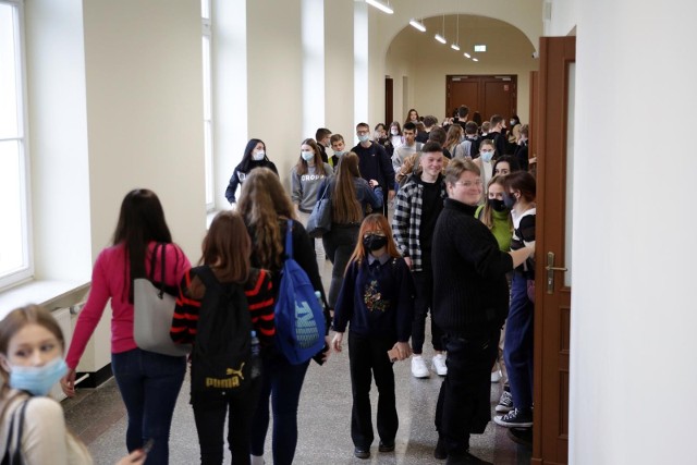 Szkoły korzystają ze swoich rezerw i dołączają ukraińskie dzieci i młodzież do klas. Ministerstwo rekomenduje tworzenie oddziałów przygotowawczych.