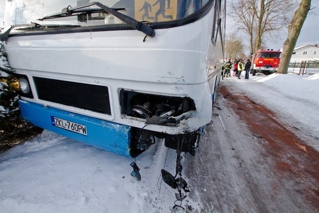 Wypadek koło Gościna: Mercedes zderzył się ze szkolnym autobusem.