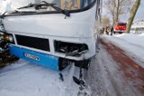 Wypadek koło Gościna: Mercedes uderzył w szkolny autobus. Jechało nim 30 dzieci [film, zdjęcia]