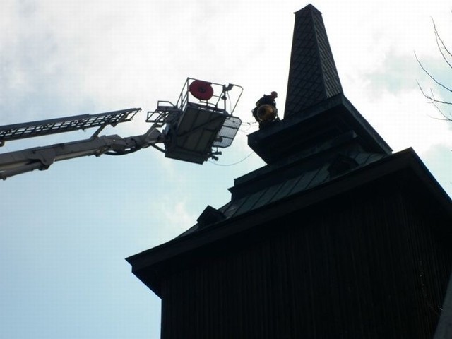 Aby odciąć przewody odgromowe ratownicy musieli wejść na dach wieży sanktuarium w Lewiczynie.