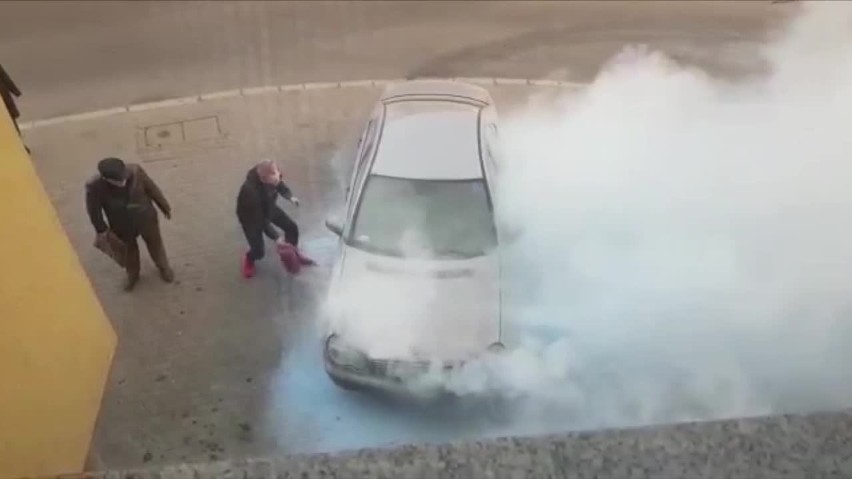 Samochód zapalił się podczas jazdy [FILM]                       