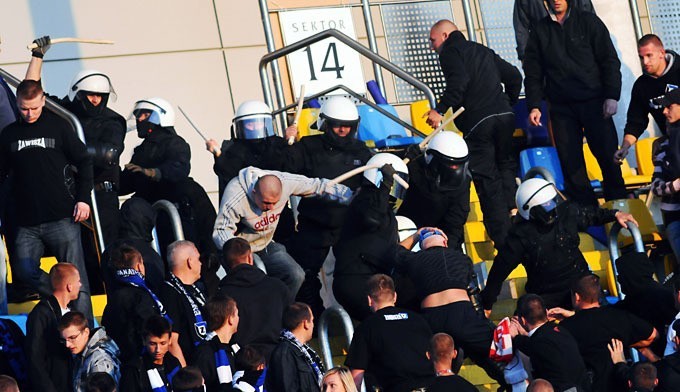 Fotoreportaż z meczu i zadymy na stadionie