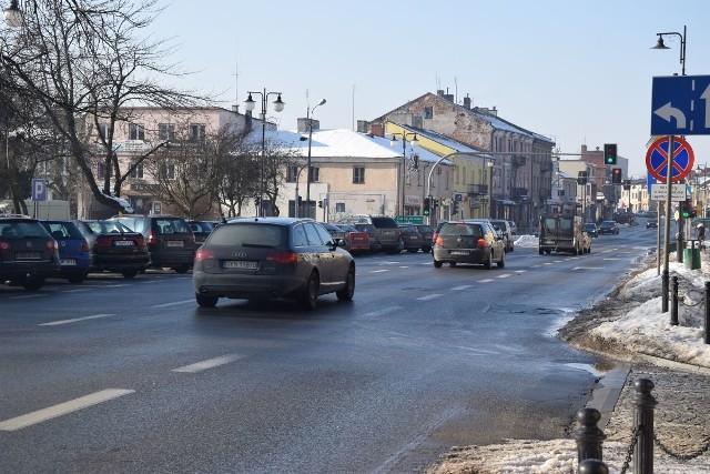 Obecnie na głównej ulicy centrum Końskich, ulicy Piłsudskiego, możemy parkować po lewej stronie. Po przebudowie miejsca postojowe ulokowane będą po stronie przeciwnej