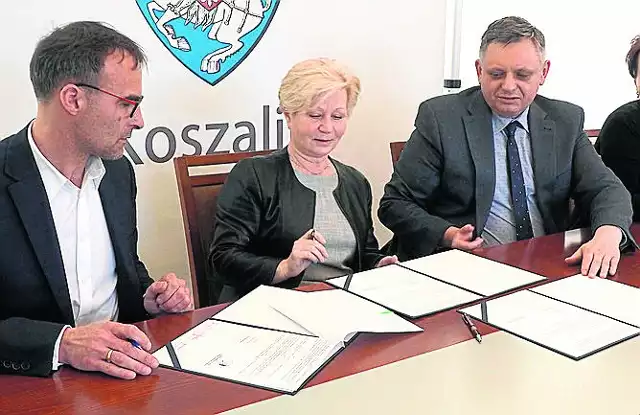 Umowę o współpracy podpisali Robert Lubczyk (z lewej), dyrektor ZPD Manowo, oraz Elżbieta Mielnikiewicz, dyrektor ZS8
