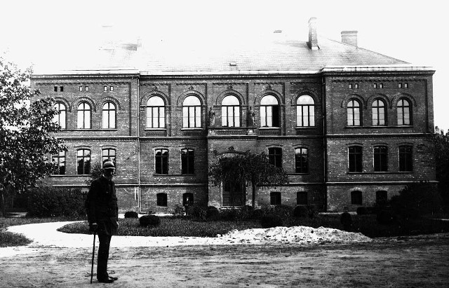 To zdjęcie sławieńskiego progimnazjum z roku 1900. Obecnie mieści się tutaj Zespół Szkół im. Henryka Dąbrowskiego