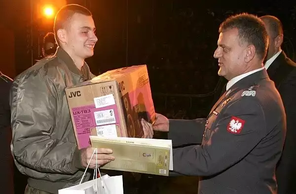 Zwycięzcą konkursu został Adrian Sulima. Nagrodę wręcza mu generał broni Andrzej Błasik, dowódca Sił Powietrznych.