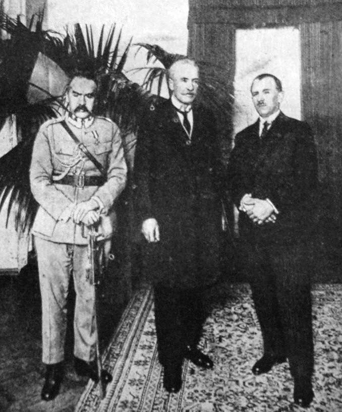 Kazimierz Bartel (po prawej) wraz z Józefem Piłsudskim i...