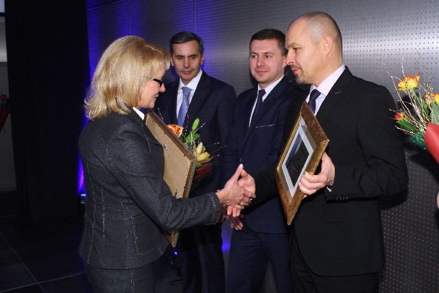 1.Justyna WitkowskaPierwsze miejsce w powiecie starachowickim i tytuł Menadżera Roku 2016 zdobyła Justyna Witkowska, dyrektor Powiatowego Zakładu Aktywności Zawodowej w Stykowie, placówki, która prowadzi działalność usługową i wytwórczą. Tu powstają pamiątki rękodzielnicze, które można kupić w sklepiku lub na przedświątecznych kiermaszach. Dodatkowy atut placówki to możliwość integracji podczas wyjazdów i wycieczek, a także możliwość skorzystania z rehabilitacji, udziału w festiwalach, spartakiadach, spektaklach.