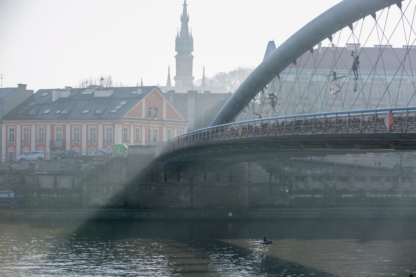 Smog w Krakowie. Podwyższony poziom stężenia pyłów