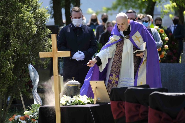 52-letnia Katarzyna Zawada, pielęgniarka ze szpitala zakaźnego w Toruniu, zmarła 11 maja w szpitalu jednoimiennym w Grudziądzu. Była zakażona koronawirusem. To pierwsza ofiara śmiertelna COVID-19 wśród personelu medycznego w regionie. W żałobie pogrążona jest nie tylko rodzina zmarłej, jej znajomi, ale i całe środowisko medyczne. Kondolencje składali m.in. prezydent miasta, dyrekcja Wojewódzkiego Szpitala zespolonego w Toruniu i jego pracownicy, Okręgowa Izba Pielęgniarek i Położnych w Toruniu.Uroczystości pogrzebowe odbyły się dziś (piątek, 15 maja). Rozpoczęły się o godzinie 11.00 mszą świętą żałobną w Kościele Garnizonowym w Toruniu. Po mszy odbył się pogrzeb na Centralnym Cmentarzu Komunalnym przy ul. Grudziądzkiej 192.Zobacz też:Koronawirus w Kujawsko-Pomorskiem. Liczba zachorowań i zgonów"Była osobą, która kochała pacjentów. Nie zważając na trudny czas pandemii z zaangażowaniem wypełniała swoje obowiązki. Pełna ciepła, cieszącą się sympatią i uznaniem współpracowników, którzy zawsze mogli liczyć na jej pomoc i wsparcie. Niestety, będąc na pierwszej linii walki z koronawirusem, poniosła najwyższą cenę. Zapamiętamy ją jako bardzo dobrego człowieka o wielkim sercu, wspaniałą, oddaną swojej pracy pielęgniarkę, która nigdy nie poddawała się przeciwnościom stawianym przez los. Była troskliwą i kochającą Matka trójki dzieci" - tak wspominają Katarzynę Zawadę koleżanki po fachu z OIPiP w Toruniu.- Z oddziałem zakaźnym przy ul. Krasińskiego związana była praktycznie całe swoje zawodowe życie. Pracowała w nim od lat 80. Była doświadczoną, oddaną pracy i pacjentom pielęgniarką - podkreśla dr Janusz Mielcarek, rzecznik lecznicy.