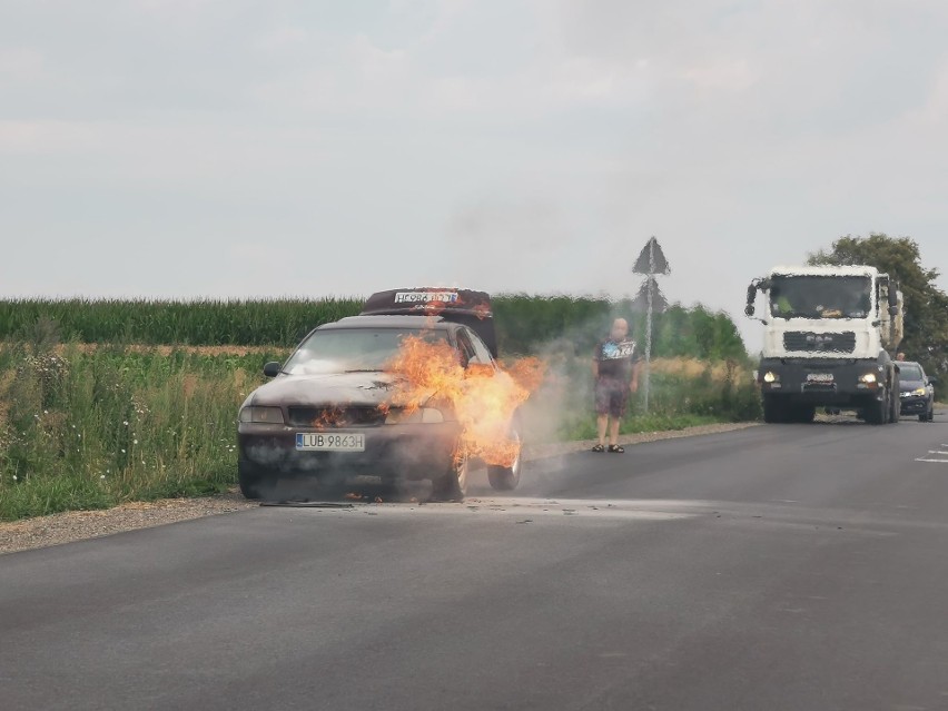 Na poboczu płonie Audi A4