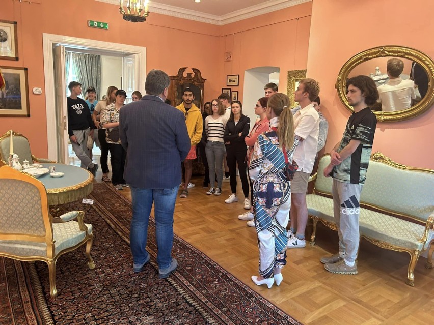 Studenci z USA odwiedzili Muzeum imienia Kazimierza Pułaskiego w Warce. Zwiedzili miasto i poznali historię