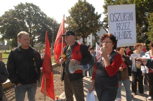 Byli pracownicy szpitala we wrześniu zeszłego roku zorganizowali pikietę przed otwieranym w Kostrzynie zespole szkół. Część mieszkańców życzyła im wtedy, żeby nigdy nie odzyskali swoich pensji.