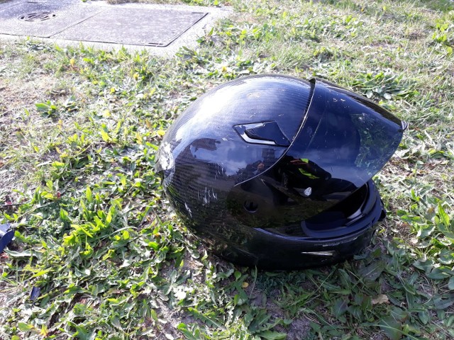 W sobotę, 20 kwietnia przed godz. 17.00 w rejonie domków jednorodzinnych na osiedlu Słonecznym w Świebodzinie doszło do niebezpiecznego zdarzenia drogowego o którym poinformował nas Czytelnik. Kierujący motocyklem 23-letni mężczyzna uderzył w osobowego forda. Motocyklista został przewieziony do szpitala.Motocykl zderzył się z osobówką w Świebodzinie23-letni mężczyzna kierujący motocyklem marki Honda CDR (mieszkaniec spoza terenu powiatu świebodzińskiego) najechał na samochód osobowy. Ze wstępnych ustaleń jakie na miejscu przeprowadzili policjanci, prawdopodobnie nie ustąpił pierwszeństwa przejazdu kierującej 42-letniej mieszkance Świebodzina, która siedziała za kierownicą forda focusa i doszło do zderzenia się obu pojazdów. Kierujący motocyklem uderzył w prawy tylny bok focusa.Jak poinformował asp. sztab. Łukasz Szymański ze świebodzińskiej policji, mężczyzna został zabrany na SOR, gdzie trwają w tej chwili badania i od wyników tych badań będzie zależała kwalifikacja prawna tego czynu, czy to będzie kolizja czy wypadek. Kobieta nie doznała obrażeń podczas zdarzenia. POLECAMY: Zielona Góra. Magazyn Informacyjny Gazety Lubuskiej [xlink]4fcf1fc8-bca0-4e96-dfe2-0e9642b3c3a1,b0422d04-3d9d-116b-0c42-37dca603851c[/xlink]Więcej wiadomości w tygodniku papierowym „Dzień za Dniem” lub na www.prasa24.pl. Aktualny numer w każdą środę. Zajrzyj też na Facebooka Dzień za Dniem