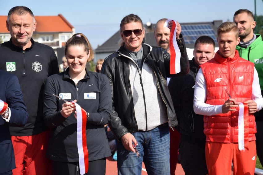 Sportowcy przecinają wstęgę na stadionie w Oleśnie, od...