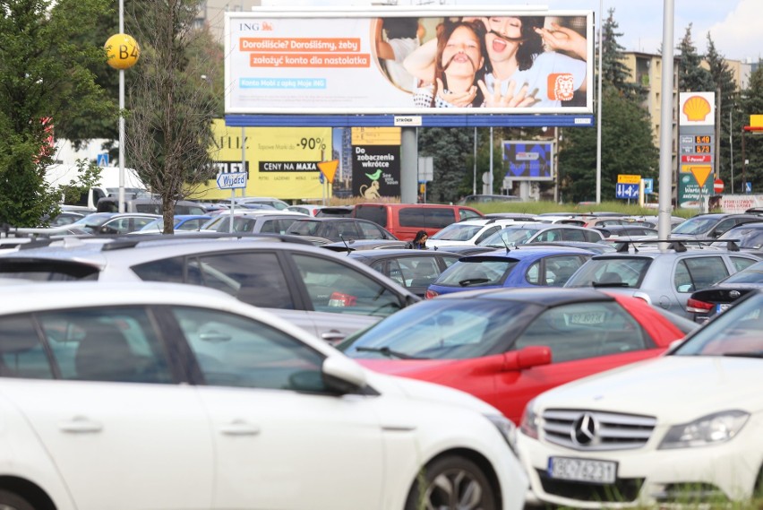 Niedziela handlowa. Parkingi i sklepy pełne! Przy...