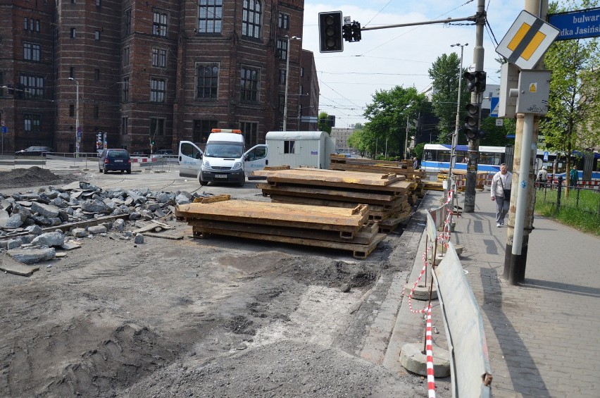 Wrocław: Remont Krupniczej. Na ulicy nie ma już asfaltu i torowiska (FILMY, GALERIA ZDJĘĆ)