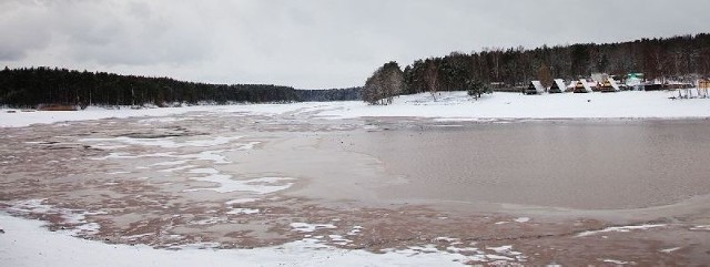 W weekend upuszczono tyle wody, że z 30 hektarowego zbiornika została płytka kałuża. W takich warunkach stada ryb nie mają szans na przeżycie zimy. 