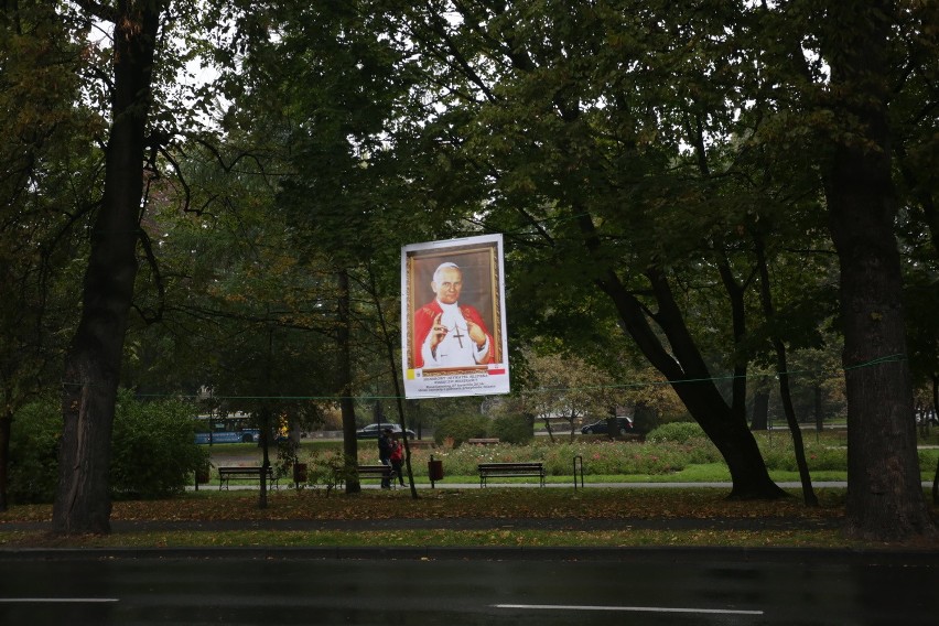 Wizerunek Jana Pawła II znowu wisi w publicznym miejscu w Słupsku 