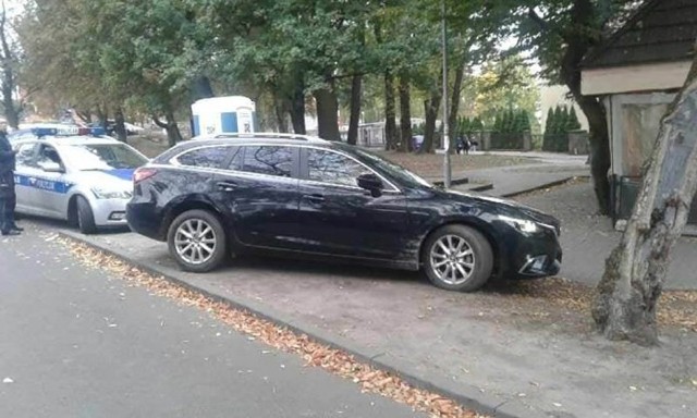 Do zatrzymania doszło w niedzielę, 7 października, na Placu Kolejarza w Zielonej Górze. Mazda została skradziona w Jaworze. Kierowca nie miał przy sobie dokumentów. Podał dane osoby, która jest poszukiwana.Patrol zielonogórskiej drogówki zauważył mazdę 6. – Uwagę policjantów z drogówki zwróciło zachowanie kierowcy – mówi dla poscigi.pl podinsp. Małgorzata Stanisławska, rzeczniczka zielonogórskiej policji. Po chwili kierowca samochodu został zatrzymany na  placu Kolejarza koło baru Turysta.Mazda była na niemieckich numerach rejestracyjnych. Szybko okazało się, że podejrzenia policjantów były jak najbardziej trafne. Auto  okazało się kradzione. – Policjanci ustalili, że samochód został skradziony w Jaworze – informuje podinsp. Stanisławska.Kierowca nie miał przy sobie żadnych dokumentów. Podał policjantom dane. Wtedy okazało się, że to osoba poszukiwana. – Sprawdzamy tożsamość mężczyzny – mówi podinsp. Stanisławska. Mężczyzna został zatrzymany i przewieziony na komendę. Trafił do policyjnej celi.Mazda została zawieziona lawetą na parking strzeżony.Lubniewice: 26-latek zdewastował "Park Miłości" w Lubniewicach.  Dlaczego to zrobił? WIDEO: