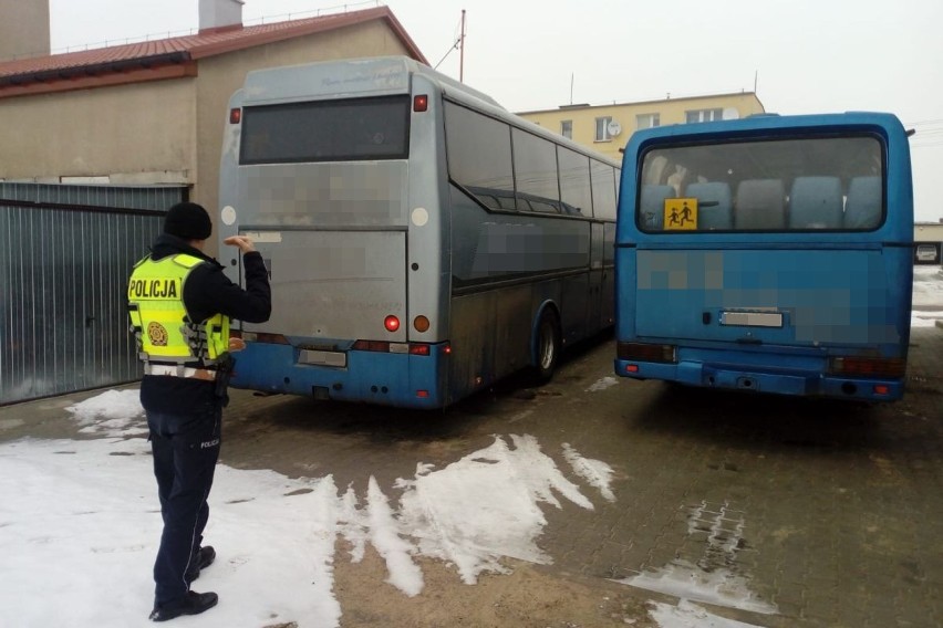 W Rogóźnie sprawdzili szkolne autobusy, bo gmina powiadomiła policję 