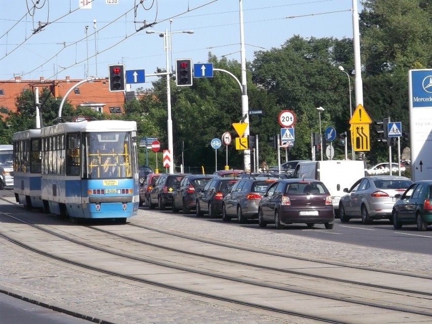 Najgorsze skrzyżowanie w mieście? 2 minuty stania i... 8 sekund zielonego (FILMY, ZDJĘCIA)