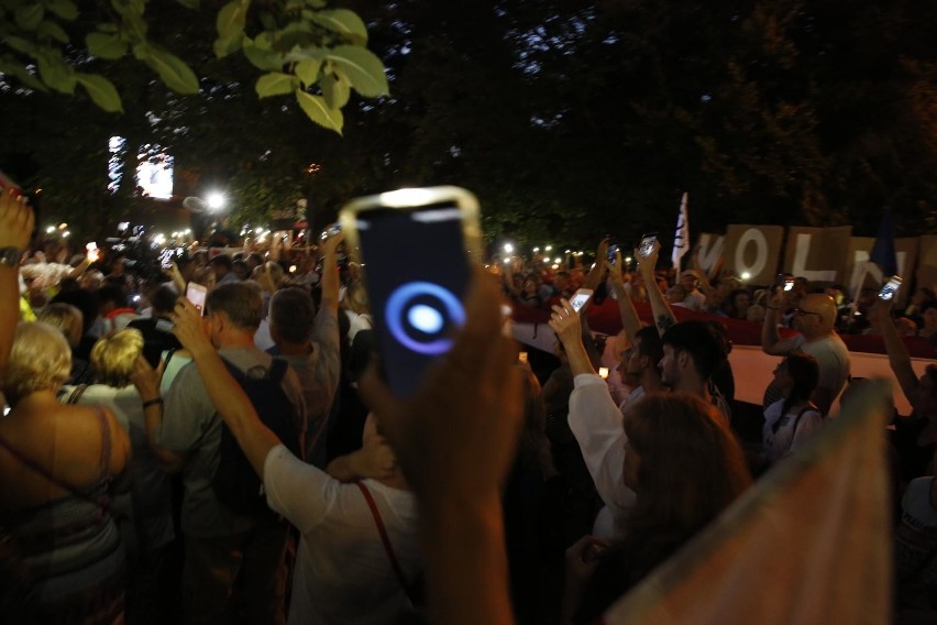 Protest w obronie sądów przed budynkiem Senatu w Warszawie