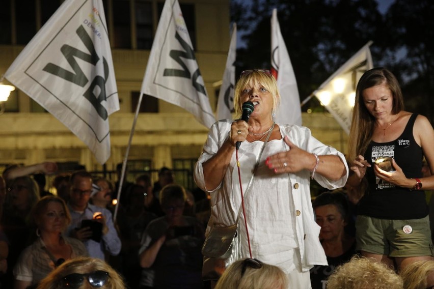 Protest w obronie sądów przed budynkiem Senatu w Warszawie