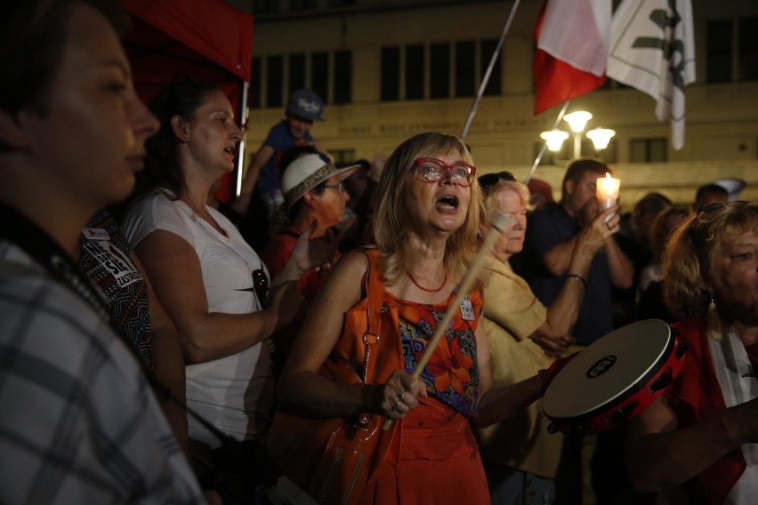 Protest w obronie sądów przed budynkiem Senatu w Warszawie